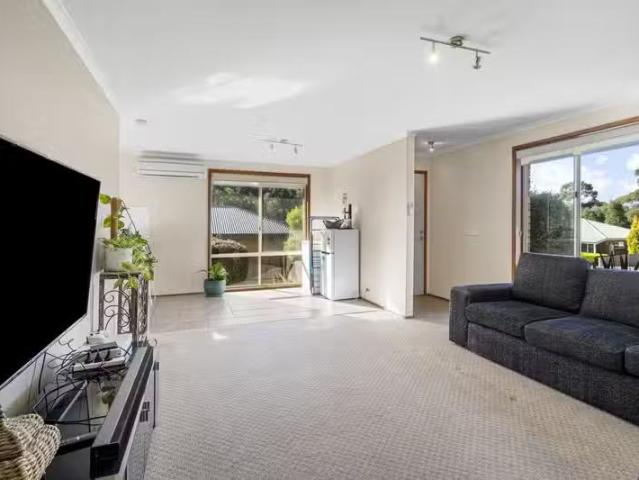 Unique 1/31 Harbord Road, CLAREMONT, TAS 7011 House for Rent