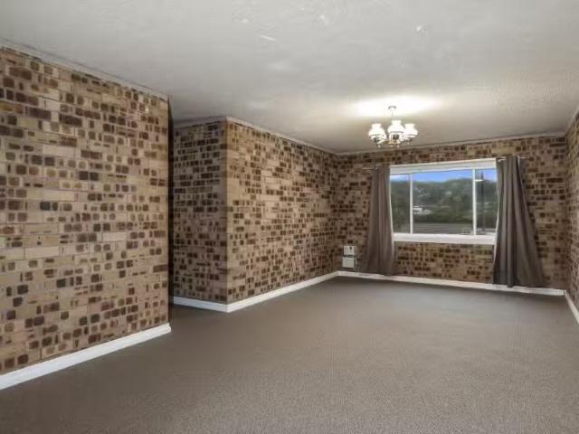 Nice 1/37 Thomas Mitchell Road, Killarney Vale House for rent.
