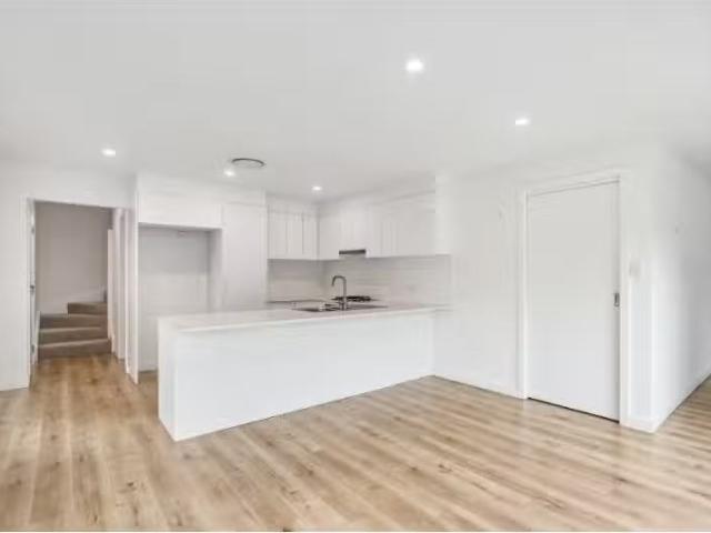 Deal! 1/34 Robertson Street, Coniston Townhouse for rent List.