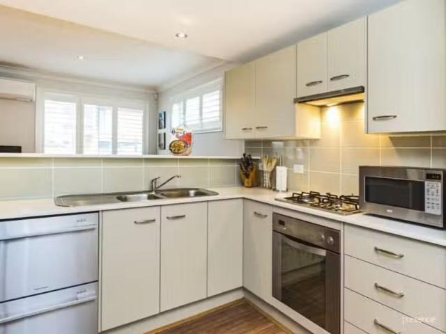 Unique 1/36 Churchill Circuit, HAMILTON SOUTH House for rent.