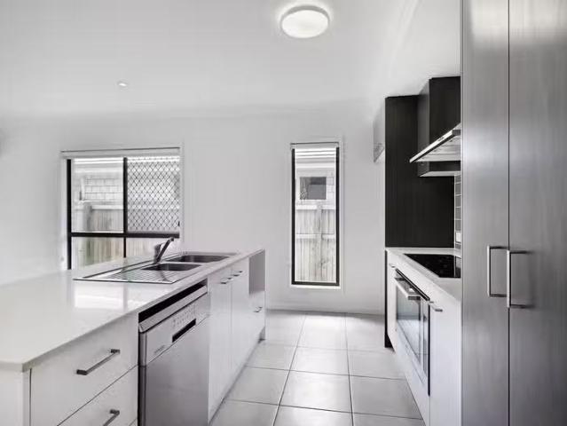 Deal! 13 Fyfe Street, WALLOON, QLD 4306 House for Rent