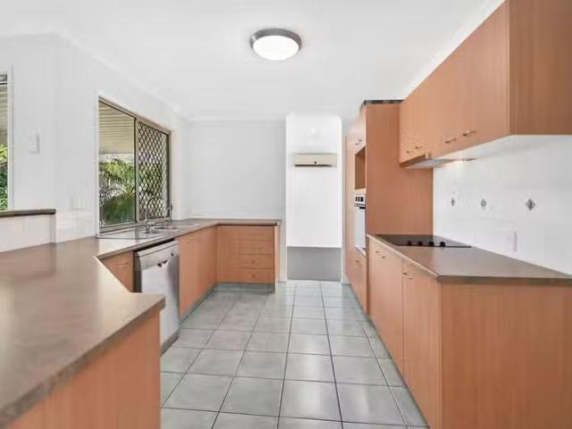 Charming 13 Kite Circuit, ARUNDEL, QLD 4214 House for Rent