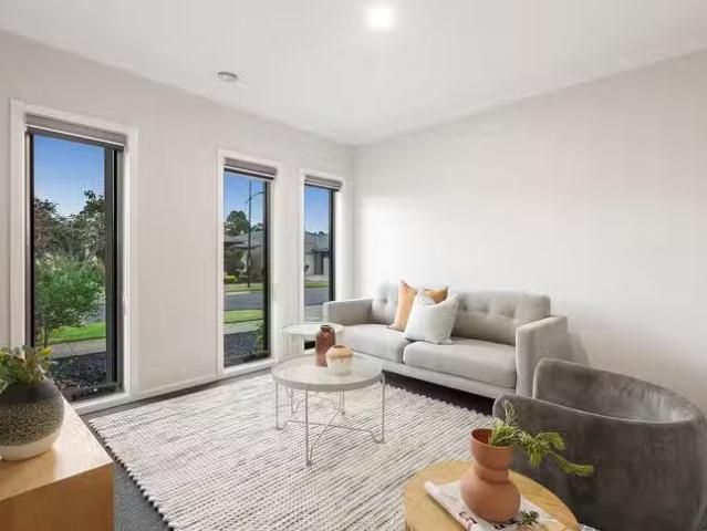 Nice 13 Tosca Way, Doreen, VIC 3754