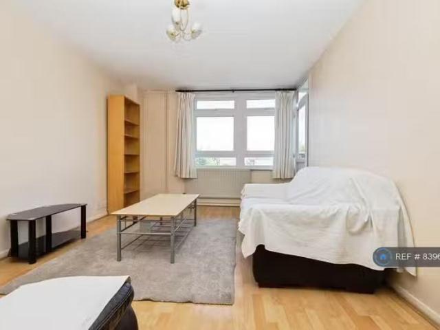 Nice 1 BA 3 bedroom maisonette for rent in Cambridge Heath Roa.