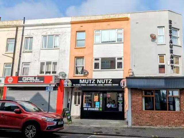 Cheap 1 BA 3 bedroom maisonette for rent in Pallister Road, Cl.