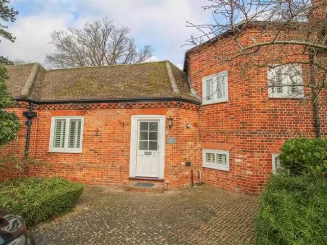 Deal! 1 BA 3 bedroom mews property for rent in Seymour Mews, S.