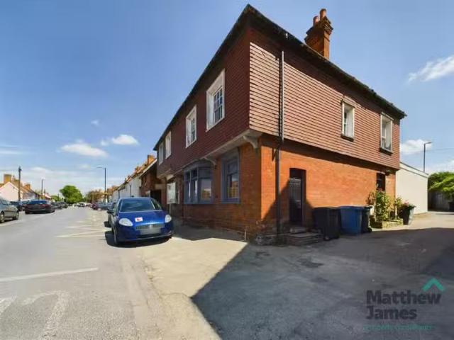 Cheap 1 BA 3 bedroom apartment for rent in Little St. Marys, L.