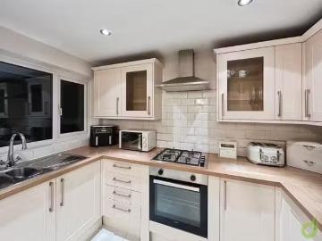 Nice 1 BA 3 bedroom detached house for rent in Witney Avenue.