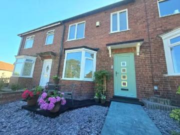 Nice 1 BA 3 bedroom end of terrace house for rent in Hillside.