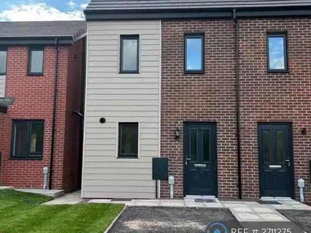 Just in! 1 BA 3 bedroom end of terrace house for rent in Rhodf.