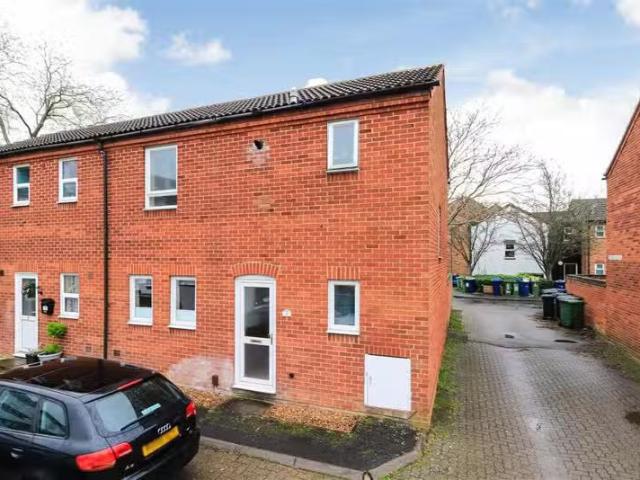 Cheap 1 BA 3 bedroom end of terrace house for rent in Temple C.