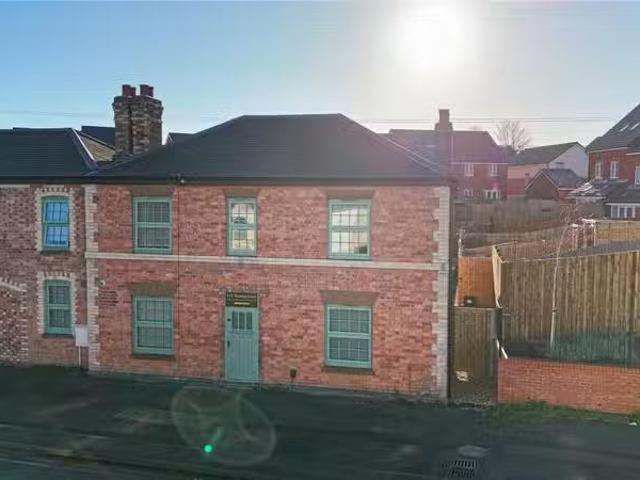 Rental! 1 BA 3 bedroom end of terrace house for rent in Watlin.