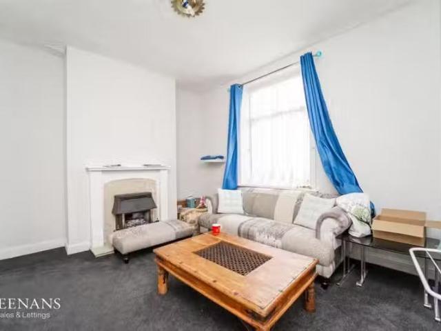 Cozy 1 BA 3 bedroom end of terrace house for rent in Woodlands.