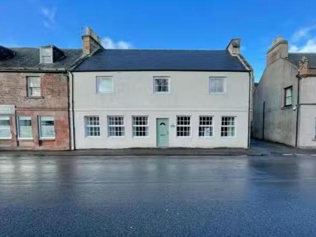 Just in! 1 BA 3 bedroom flat for rent in 1 Aberforn House High.