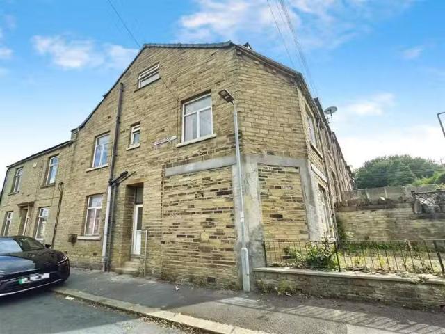 New 1 BA 3 bedroom flat for rent in Carr Lane, Shipley, BD18