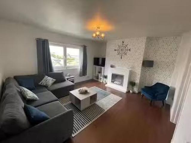Cozy 1 BA 3 bedroom flat for rent in Edinburgh Road, Musselbur.