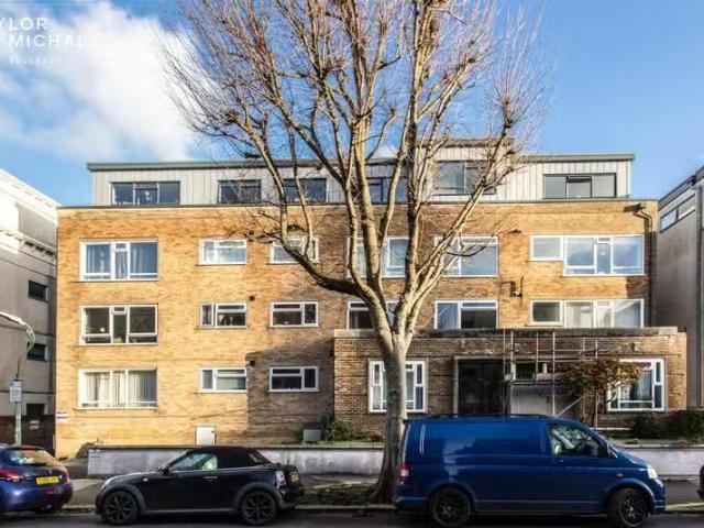 Cheap 1 BA 3 bedroom flat for rent in Holland Road, Hove, BN3