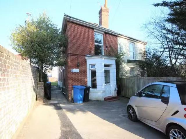 Just in! 1 BA 3 bedroom flat for rent in North Lodge Road, Pen.