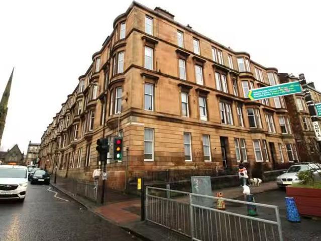 Cheap 1 BA 3 bedroom flat for rent in West Princes Street, Woo.