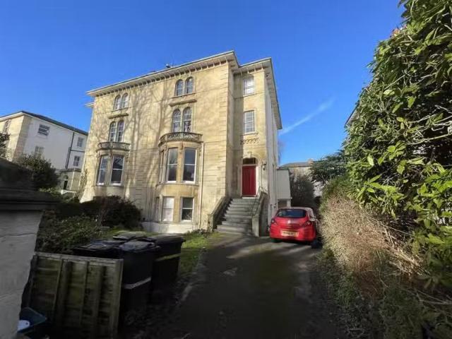 Just in! 1 BA 3 bedroom flat for rent in Westfield Park, Redla.