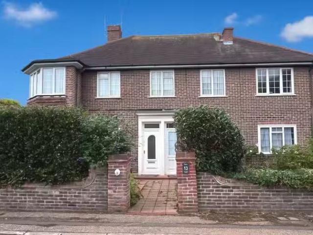 Nice 1 BA 3 bedroom flat for rent in The Acre Close, Worthing.