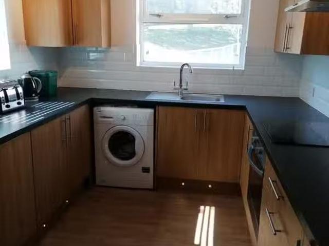 Nice 1 BA 3 bedroom flat for rent in Titania Close, Colchester.