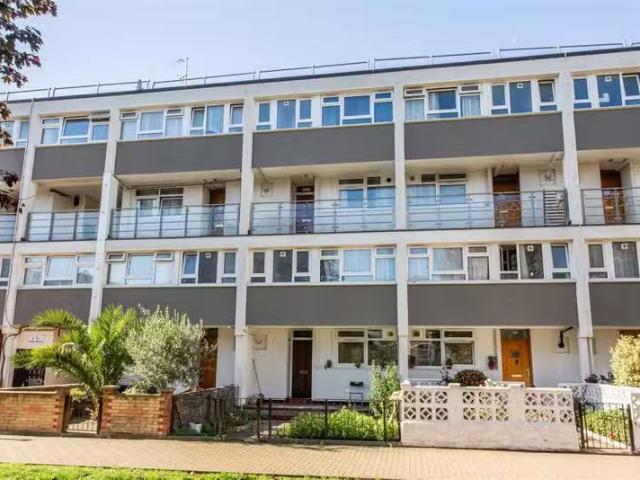 Charming 1 BA 3 bedroom flat for rent in Treby Street, Bow, Lo.