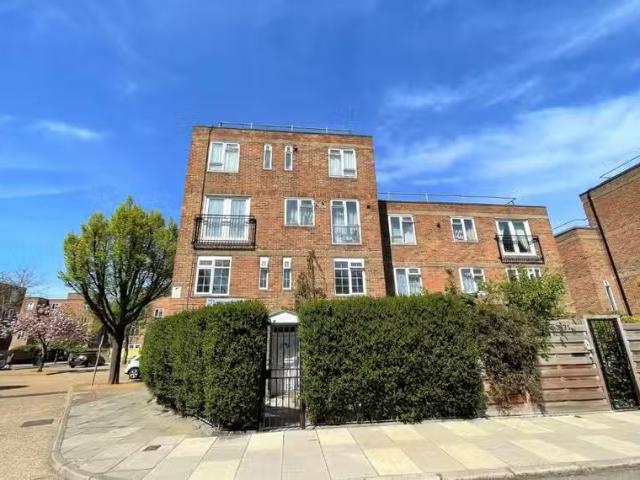 Cheap 1 BA 3 bedroom ground floor maisonette for rent in Nelso.