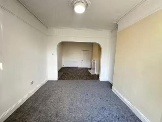 Deal! 1 BA 3 bedroom house for rent in Birch Road, Oldbury, B68