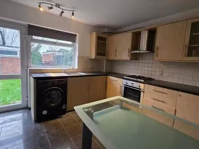 Just in! 1 BA 3 bedroom house for rent in Lower Higham Road, G.