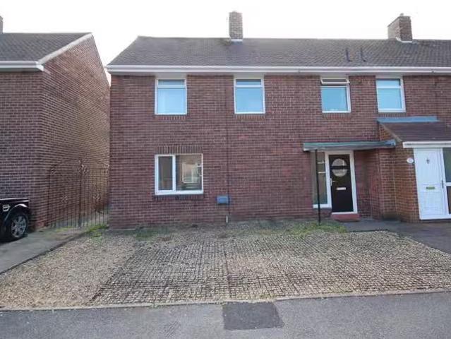 Cheap 1 BA 3 bedroom semi detached house for rent in Caterhous.