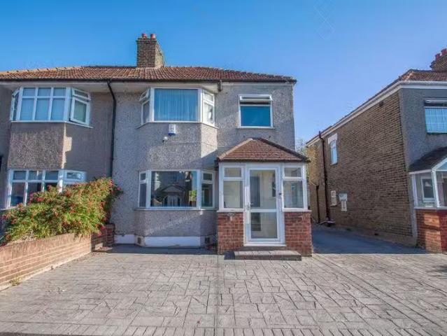 Cozy 1 BA 3 bedroom semi detached house for rent in Stevedale.
