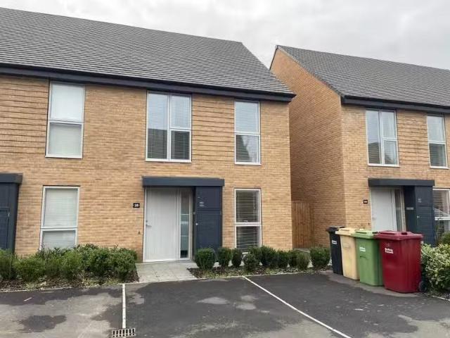 Cheap 1 BA 3 bedroom semi detached house for rent in Winterbou.