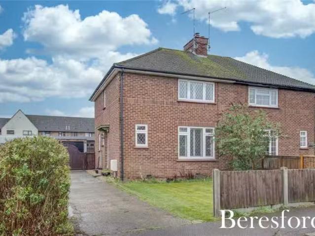 Cheap 1 BA 3 bedroom semi detached house for rent in The Meads.