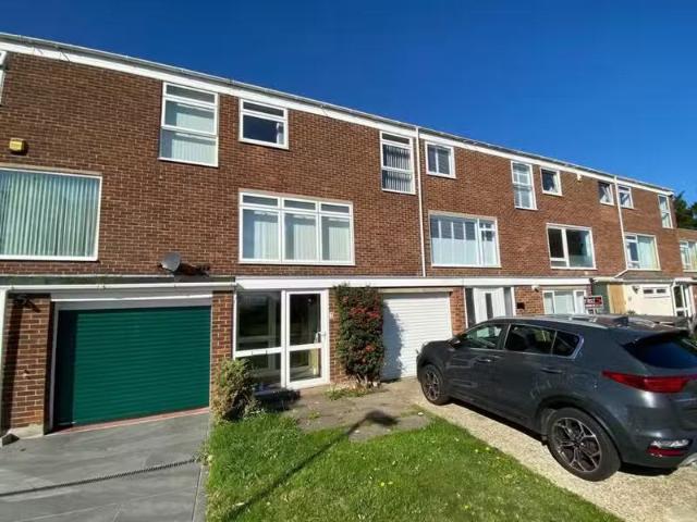Cheap 1 BA 3 bedroom terraced house for rent in Bidborough Clo.