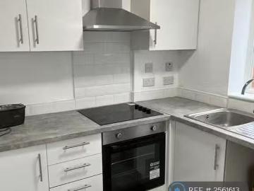 New 1 BA 3 bedroom terraced house for rent in Broadway, Jaywic.