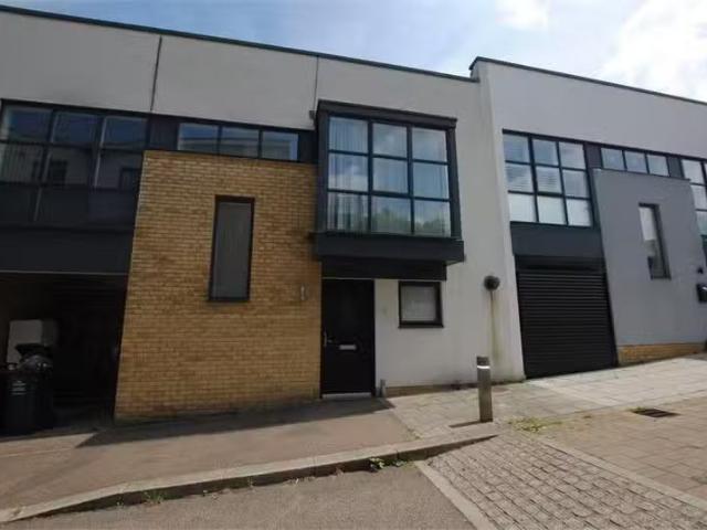 Rental! 1 BA 3 bedroom terraced house for rent in Courtyard Me.