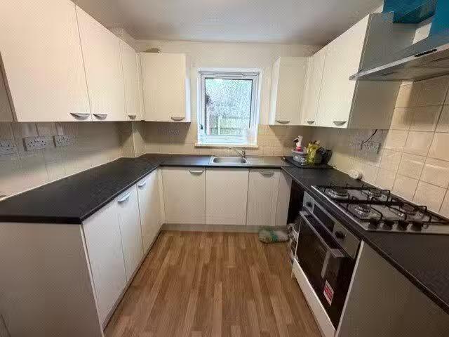 Rental! 1 BA 3 bedroom terraced house for rent in Croft Pool.