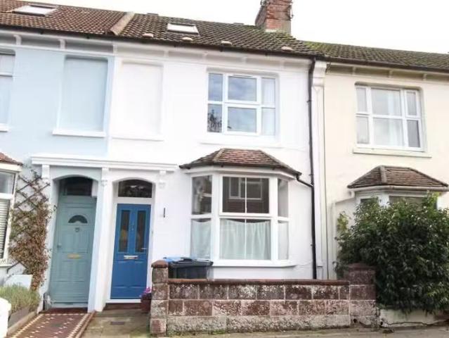 Cheap 1 BA 3 bedroom terraced house for rent in Parklands Road.
