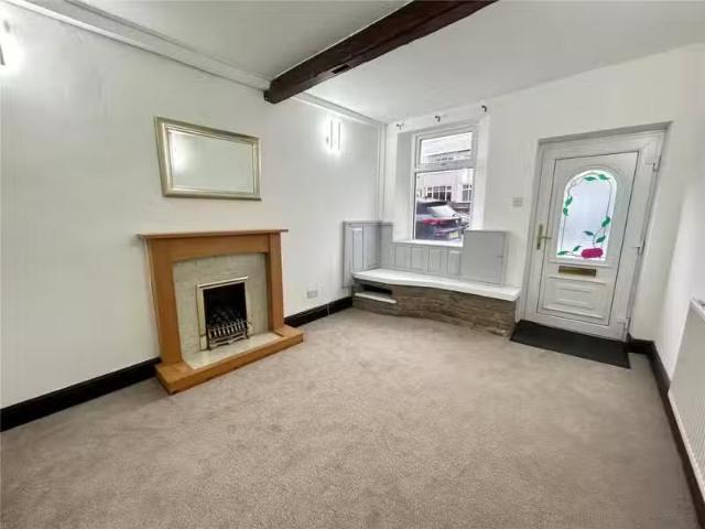 Cheap 1 BA 3 bedroom terraced house for rent in Pendle Road, C.