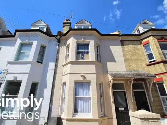 For Rent! 1 BA 1 bedroom maisonette for rent in Warwick Road.