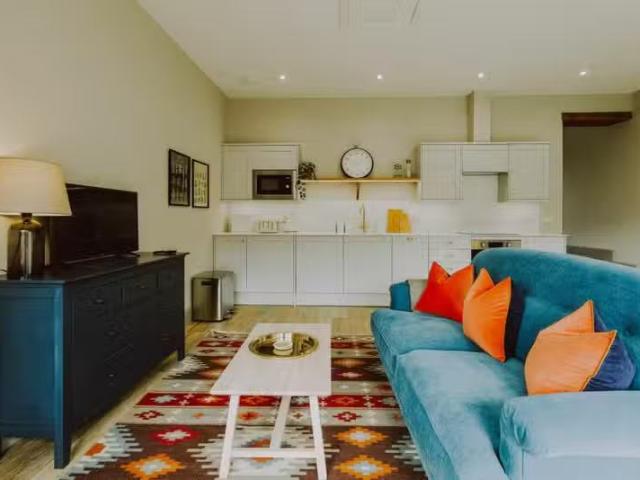 Unique 1 BA 1 bedroom cottage for rent in Clevedon Golf Club.