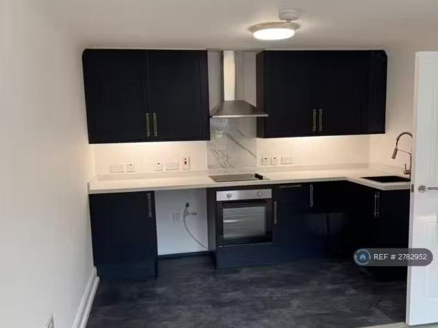 For Rent! 1 BA 1 bedroom flat for rent in Godstone Road, Whyte.