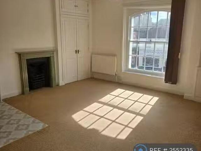 Nice 1 BA 1 bedroom flat for rent in George Street, Warminster.