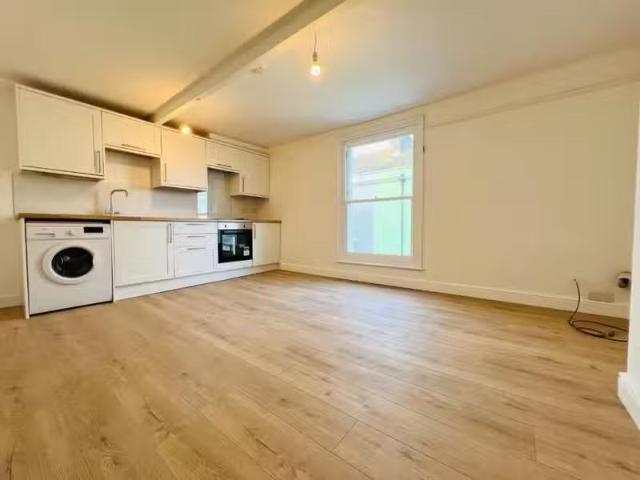 For Rent! 1 BA 1 bedroom flat for rent in Rodwell Street, Weym.