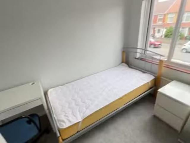Nice 1 BA 1 bedroom terraced house for rent in Filton Avenue.