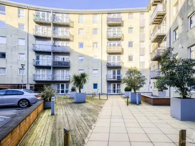 Cheap 1 BA 2 bedroom apartment for rent in The Quartz, 10 Hall.