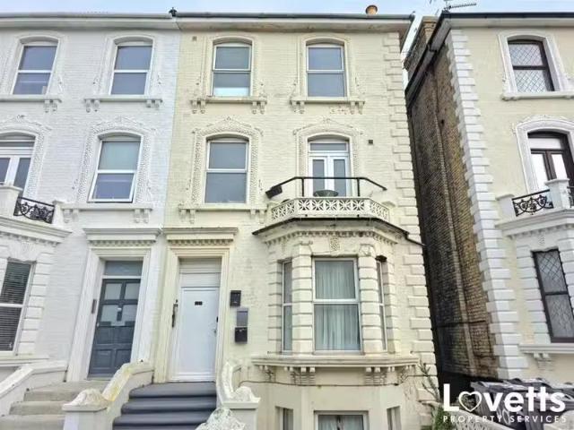 For Rent! 1 BA 2 bedroom apartment for rent in Athelstan Road.