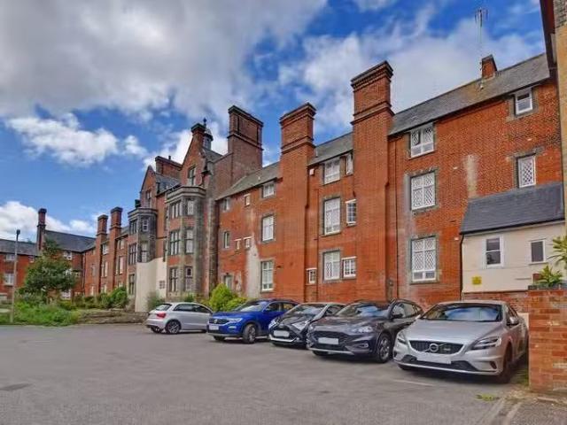 Cheap 1 BA 2 bedroom apartment for rent in Buckingham Court, D.