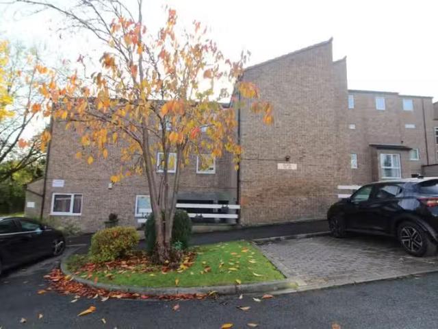 Cheap 1 BA 2 bedroom apartment for rent in Frizley Gardens, Br.